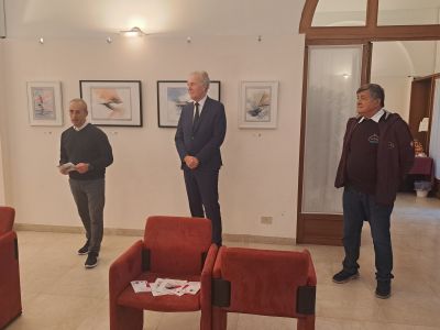 “L’arte a sostegno della fragilità”: inaugurata la mostra benefica