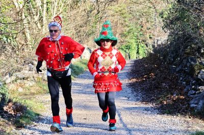 Colore rosso e vestiario a tema dominano la "Basovizza's Christmas Run"